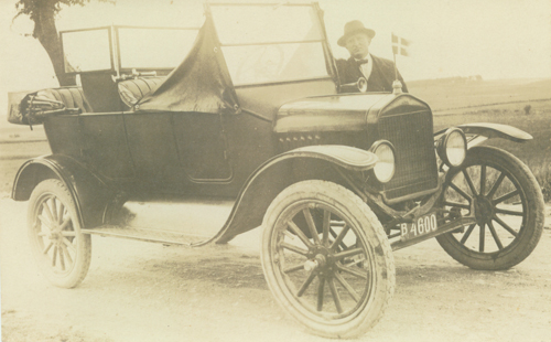 En morbror til forfatterens morfar fotograferet i 1930rne med en bil han har vundet ved et dyrskue i Frederikssund.