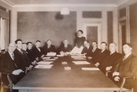 Sognerådsmøde på det ny kommunekontor. To møllere sad for bordenden. Konservative og Venstre styrede kommunen.