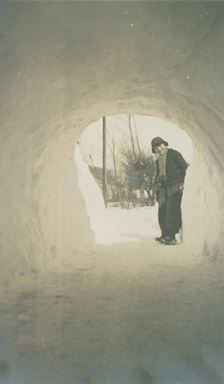 Snetunnel på Lille Rørbækvej vinteren 1941-42 med mand på vej igennem.