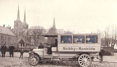 Skibby Bustrafik ved Alex Jensen fotograferet i Roskilde med en Daimler fra 1914. 