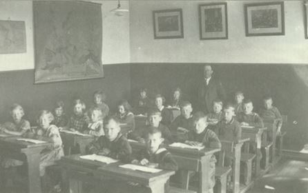Lærer A. Larsen, Sundbylille Skole, med en klasse i 1930'erne.