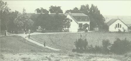 Jørlunde Højskole i dens blomstringstid. Til højre Øvelseshuset, som stadig er bevaret. 
