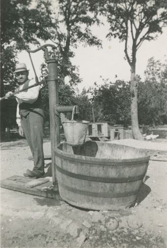 Jens Brogaard Jensens morfar ved vandpumpen 1944.