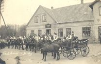 Fastelavn med heste foran Skibby kro, 1921.