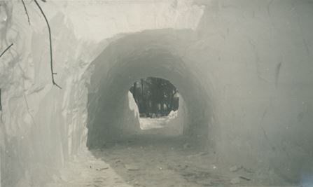 Snetunnel på Lille Rørbækvej vinteren 1941-42.