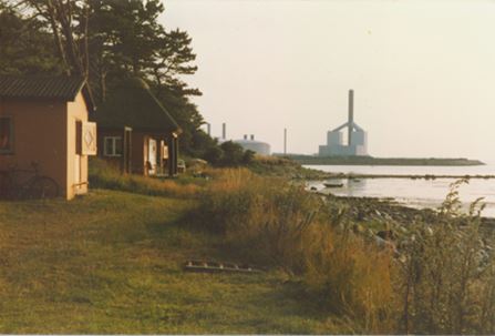 Kyndbyværket set fra Strandhuse nord for værket en sommeraften 1983.